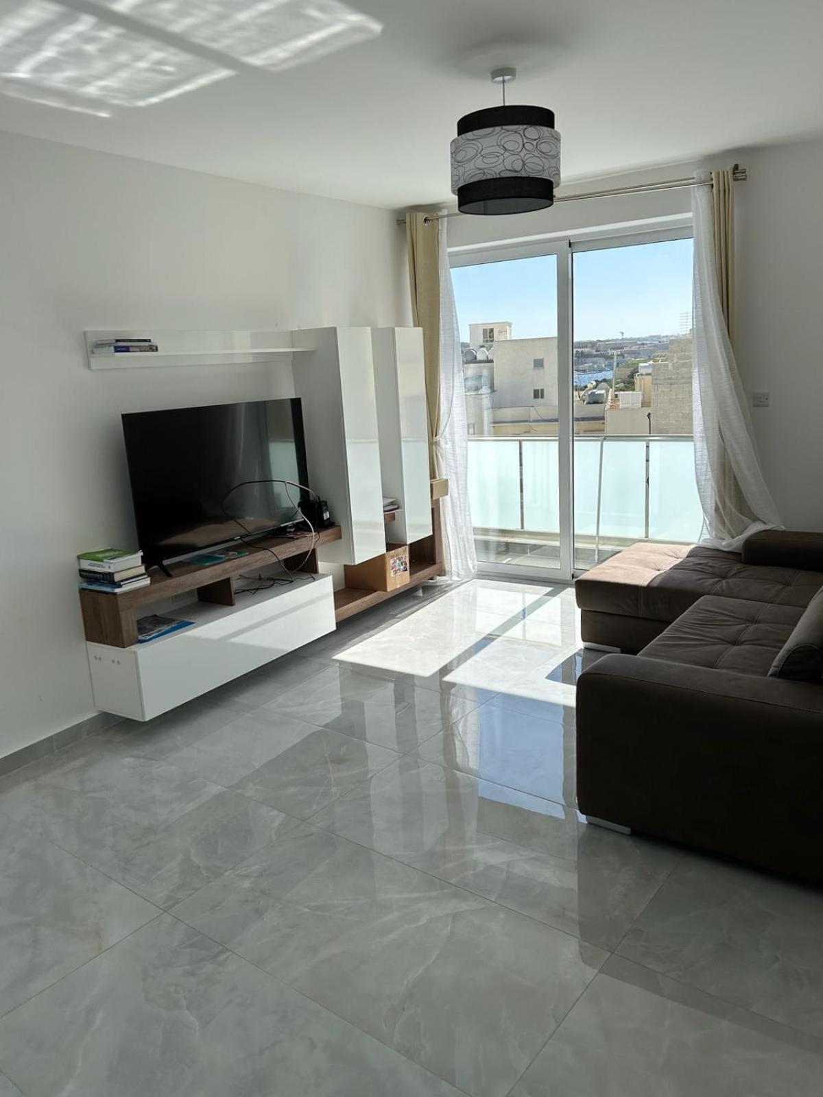 Bright 2 Bedroom Flat In Sliema! Bilik gambar
